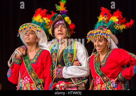 ARLINGTON, VIRGINIA, USA - bolivianischen Volkstanzgruppe führt die Tinku Tanz während des Wettkampfes. Arlington hat eine große Bolivien Einwanderergemeinschaft. Stockfoto