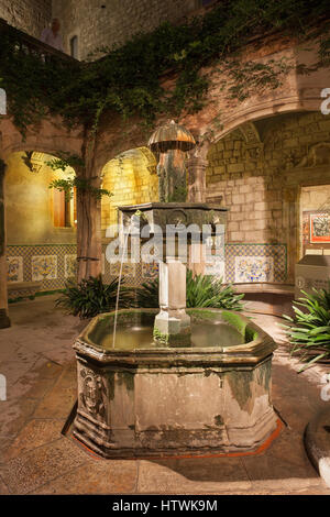 Spanien, Barcelona, Innenhof und Brunnen von Casa de l'Ardiaca (Archdeacon Haus) in der Nacht im gotischen Viertel (Barri Gotic), historisches Archiv der C Stockfoto