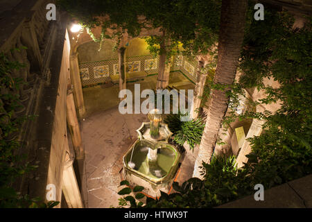 Spanien, Barcelona, Innenhof und Brunnen von Casa de l'Ardiaca (Archdeacon Haus) in der Nacht im gotischen Viertel (Barri Gotic), historisches Archiv der Stockfoto