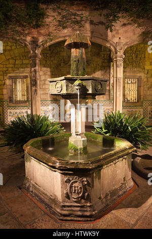 Spanien, Barcelona, Innenhof und Brunnen von Casa de l'Ardiaca (Archdeacon Haus) in der Nacht im gotischen Viertel (Barri Gotic), historisches Archiv der Stockfoto