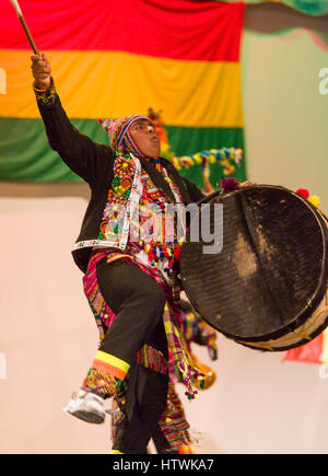 ARLINGTON, VIRGINIA, USA - bolivianischen Volkstanzgruppe führt die Tinku Tanz während des Wettkampfes. Arlington hat eine große Bolivien Einwanderergemeinschaft. Stockfoto