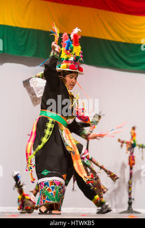 ARLINGTON, VIRGINIA, USA - bolivianischen Volkstanzgruppe führt die Tinku Tanz während des Wettkampfes. Arlington hat eine große Bolivien Einwanderergemeinschaft. Stockfoto