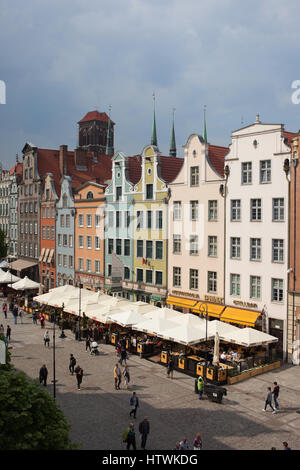 Polen, Danzig, historische Bürgerhäuser mit Giebeln entlang langer Markt (Dlugi Targ) Fußgängerzone in der Altstadt Stockfoto