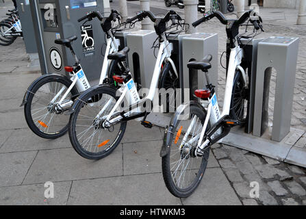 Einige Fahrräder Fahrradverleih in Madrid, Spanien Stockfoto