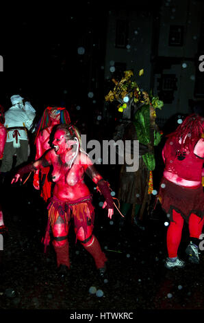 Mitglieder des Vereins Beltane Fire Vorbereitung zur Teilnahme an der Samhuinn parade auf der Royal Mile in Edinburgh, Schottland bei starkem Regen. Stockfoto