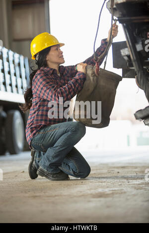 Frauenpower-Ingenieur Ausrüstung LKW Leinwand Eimer zuweisen Stockfoto