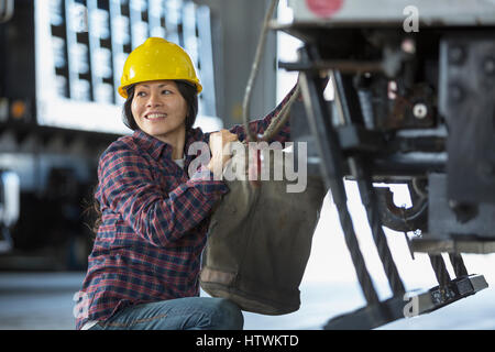 Frauenpower-Ingenieur Ausrüstung LKW Leinwand Eimer zuweisen Stockfoto