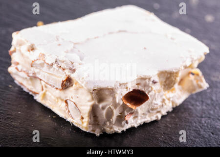 Weißer Nougat über schwarzen Stein, horizontales Bild Stockfoto