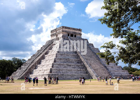 Der Tempel der Kukulkan Pyramide (El Castillo Maya Pyramide) in Chichen Itza Ruinen, eines der sieben Weltwunder und UNESCO-Weltkulturerbe Stockfoto