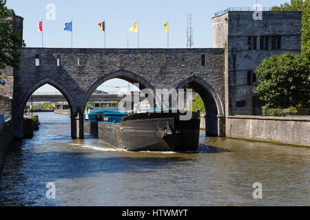 13. Jahrhundert Schelde Brücke (Pont des Trous), Tournai, Belgien Stockfoto