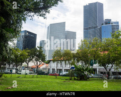 Ein Kontrast von modernen Hochhaus-Türme und traditionellen Shophouses in Singapur. Stockfoto