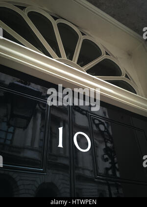 Die Tür am Nr. 10 Downing Street, London, England. Heimat des britischen Premierministers. Stockfoto