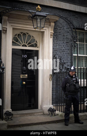 Die Tür am Nr. 10 Downing Street, London, England. Heimat des britischen Premierministers. Stockfoto