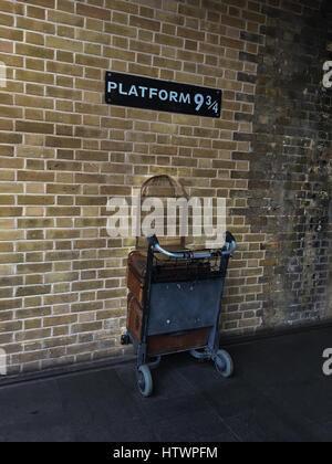 Plattform (& 3/4, für den Zug nach Hogwarts-Schule für Zauberer, Harry-Potter-Geschichten am Kings Cross Station, London, England. Stockfoto