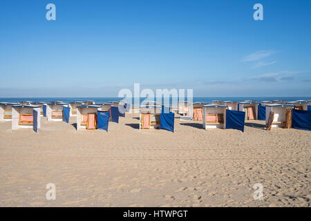 traditionellen Strandhütten an der niederländischen Nordsee-Küste Stockfoto