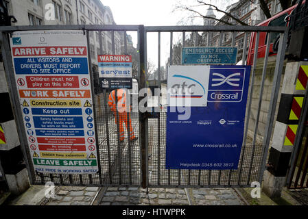 Die Einfahrt zur Crossrail U-Bahn erfolgt über den U-Bahn-Eingang der Kingsway Tramway in Southampton Row, Holborn, London, Großbritannien Stockfoto