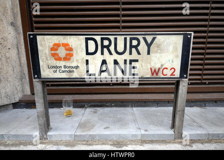 Drury Lane ist eine Straße an der östlichen Grenze des Gebiets Covent Garden London, zwischen Aldwych und High Holborn. Unvollendete Getränk links Stockfoto