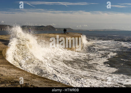 Stromy Wetter und hohe Wellen brechen während des Tages auf der UK-Küste in Lyme Regis Dorset Stockfoto