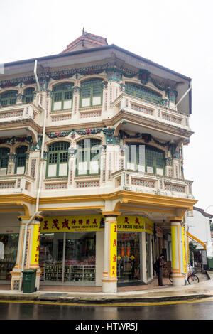 Dekorative Fassade Od eine reich verzierte Shophouse Veerasamy Road, Little India, Singapur. Stockfoto