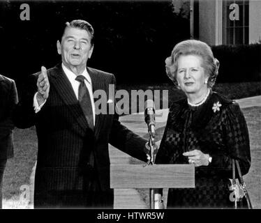 Premierministerin Margaret Thatcher des Vereinigten Königreichs, rechts, zeigt sich mit US-Präsident Ronald Reagan nach ihrem Treffen im Weißen Haus in Washington, DC auf Mittwoch, 23. Juni 1982 ist Reagan fotografiert, als er Netzwerk re ermahnt Stockfoto