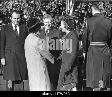 Premierministerin Margaret Thatcher des Vereinigten Königreichs, richtig, ist herzlich eingeladen, das Weiße Haus in Washington, D.C Präsidentengattin Roslyn Carter, Mitte links und US-Präsident Jimmy Carter Center, auf Montag, 17. Dezember 1979 war es Frau Thatcher Stockfoto