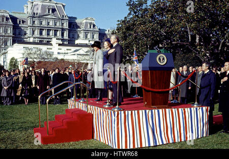 US-Präsident Jimmy Carter, Recht, Premierministerin Margaret Thatcher von dem Vereinigten Königreich, Zentrum und First Lady Roslyn Carter, links, Respekt für die Darstellung der Farben auf die Ankunft Zeremonien in Thatchers Ehrengast bei der White-Hou Stockfoto