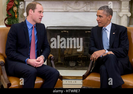 US-Präsident Barack Obama, richtig, trifft Prinz William, Herzog von Cambridge, im Oval Office des weißen Hauses in Washington, D.C., USA, am Montag, 8. Dezember 2014 Obama begrüßte Prinz William für sein erster Besuch in das Weiße Haus Stockfoto