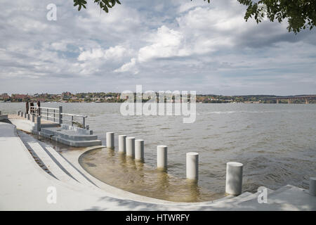 Wasser Park in Beacon, New York mit einem Vew Leuchtfeuer über den Hudson River. Stockfoto