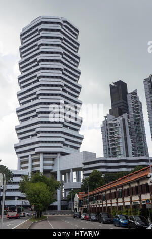 Die Bahnhofshalle, ein Hochhaus, gewerbliche und private Gebäude in Singapur. Stockfoto