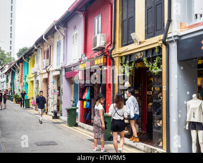 Shopping-Fans und Touristen zu Fuß entlang der Haji Lane Singapur. Stockfoto