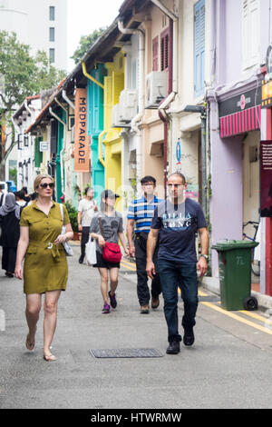 Shopping-Fans und Touristen zu Fuß entlang der Haji Lane Singapur. Stockfoto