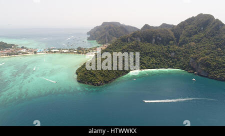 Luftbild-Drohne Foto von ikonischen tropische Strände und Resorts auf Phi Phi Island und Yong Kasem Bay (genannt Monkey Beach), Thailand Stockfoto