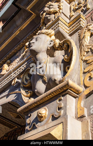 Detail - Fassade der Artushof, Junkerhof - historische Gebäude in Gdansk, Danzig in Polen. Barhocker Artusa. Stockfoto