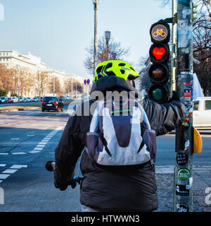 Berlin, Mitte. Radfahrer stoppt in Fahrradweg an der Ampel für Radfahrer - rote herzförmige Licht am Valentinstag Stockfoto