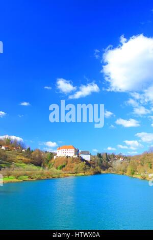 Fluss Kupa und Burg auf Hügel, Ozalj in Kroatien, blauer Himmel mit Wolken im Hintergrund Stockfoto