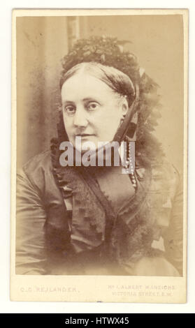 Viktorianische Carte de Visite (Visitenkarte) von berühmten Fotografen Oscar Gustave Rejlander (O.G.) Der reife Lady trägt eine schwarze Haube und Kleid wahrscheinlich in Trauer, London, England. 1870 Stockfoto