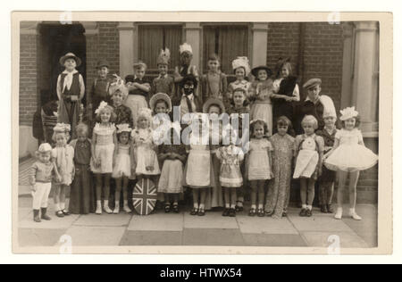 Postkarte der Children's V.E. (Victory in Europe) Day Party und Feierlichkeiten, Partys wurden abgehalten, um das Ende des 2. Weltkriegs in Europa zu feiern - die Kinder sind in schicken Kleidern, in Cornwall Grove, Chiswick, London, Großbritannien, 8. Mai 1945 (zum Ende des Zweiten Weltkriegs), Kriegserinnerungen. Stockfoto