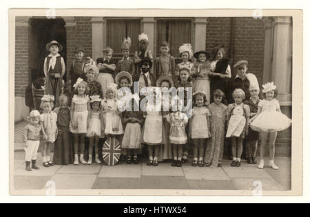 Postkarte des Kinder-V.E. (Sieg in Europa) Tag Party und Feiern, um das Ende des 2. Weltkrieges zu feiern - die Kinder sind in ausgefallenen Kleidern, in Cornwall Grove, Chiswick, London, U.K. 8. Mai 1945 (das Ende des Zweiten Weltkriegs) Stockfoto