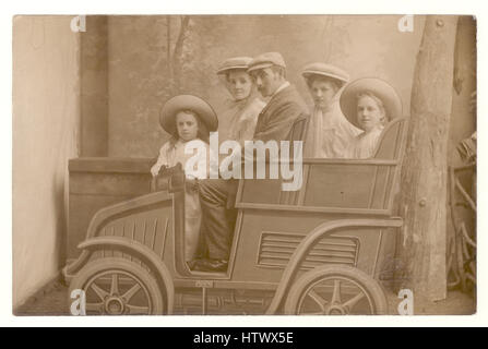 Original malerisches edwardianisches Urlaubsstudio am Meer Foto von E.E. Hindley Grußkarte von englischen Familien, Männern, Damen und einer Dame im Auto, die im Urlaub in Blackpool, Lancashire, England, Großbritannien um 1910 war Stockfoto