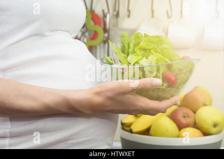 Gesunde Ernährung und Schwangerschaft. Schwangere Frau Bauch und Gemüse Salat. Stockfoto