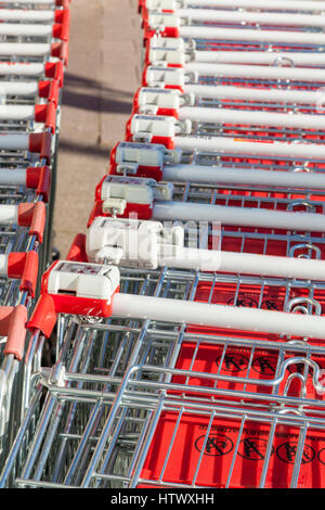 Supermarkt einkaufen Trolleys, England, UK Stockfoto