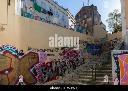 Umfangreiche Graffiti auf Caracol da Graça, eine steile Fußgängerweg in Graça, Lissabon, Portugal Stockfoto