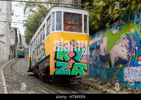 Die zwei Ascensor da Glória Straßenbahnen vorbei auf den Calçada da Glória, Lissabon, Portugal Stockfoto