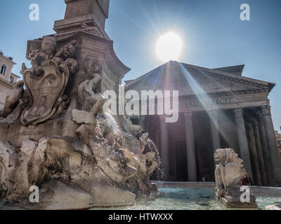 Pantheon von außen mit Brunnen im Vordergrund Stockfoto