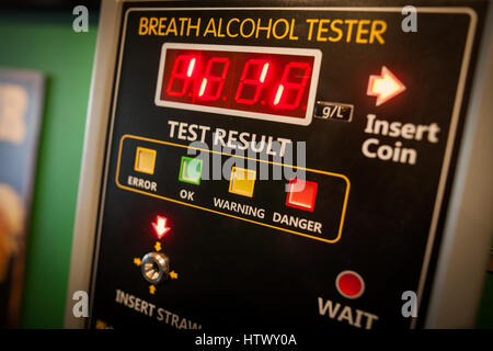 Schuss von einem Alkohol-Tester an einer Wand in der Nähe. Stockfoto