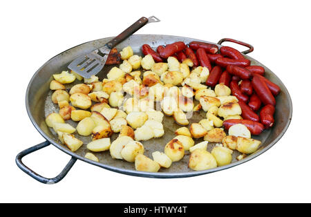 Straße-Fastfood - Kassler, Würstchen und Pommes frites in schwarzen großen eisernen Pfanne. Isoliert Stockfoto