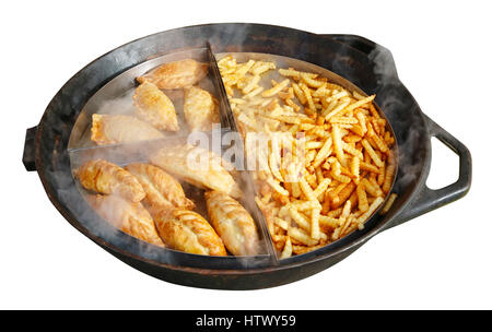 Straße Fast-Food - Pommes und gebratenem Rindfleisch und Huhn Torten in einer großen Pfanne. Isoliert auf weiss Stockfoto