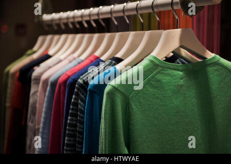 Farbe Pullover auf einem Gestell in einer Boutique Shop Stockfoto