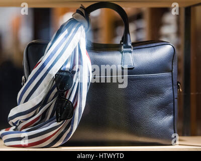 Elegante Accessoires in einem Laden Stockfoto