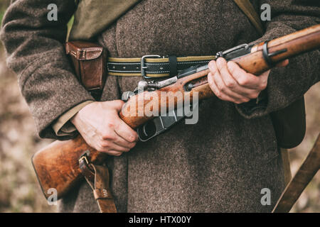 Re-Enactor verkleidet als russische sowjetische Infanterie-Soldat des zweiten Weltkrieges Gewehr Waffe In Händen hält. Stockfoto